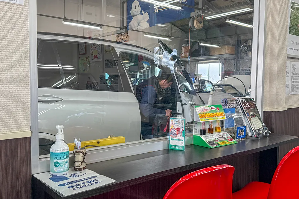 ガラス張りのピットルーム